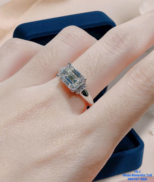 HLJR024 Aura EmeraldLuxe Ring - Platinum Statement Gift